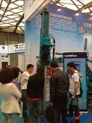 山河智能螺旋地桩设备光伏展上大放异彩