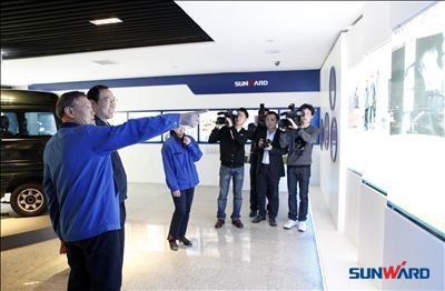 湖南省省委常委、政法委孙建国书记一行来山河智能调研考察