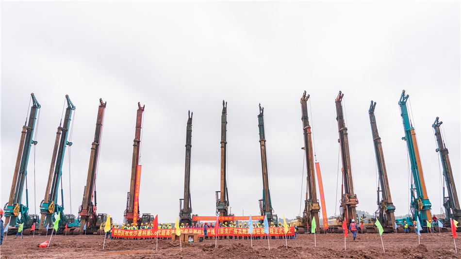 山河旋挖开挖全球首条8.6代OLED面板生产线主厂房第一桩