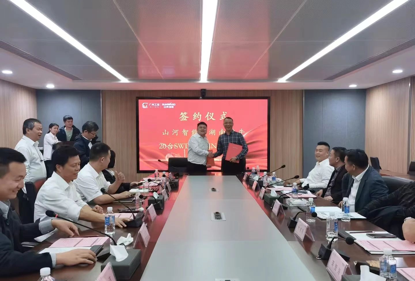 行业寒冬现暖阳!现场签购20台旋挖钻机,山河智能携手湖南骏牛助力国家电网项目建设