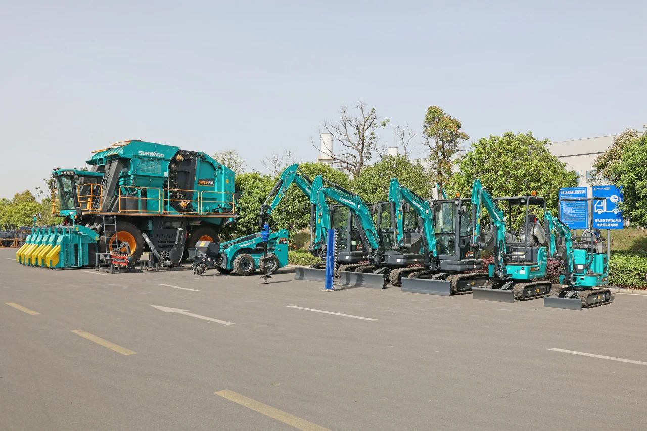 李纪恒调研山河智能