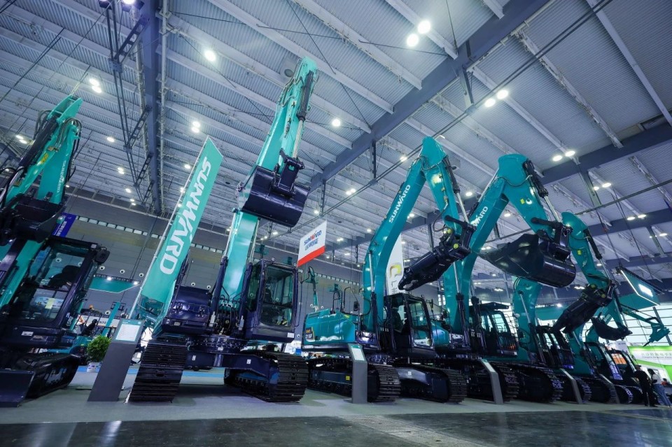 2025 CICEE | 从单一工具迈向多元化解决方案,山河智能呈现非凡挖掘机风采