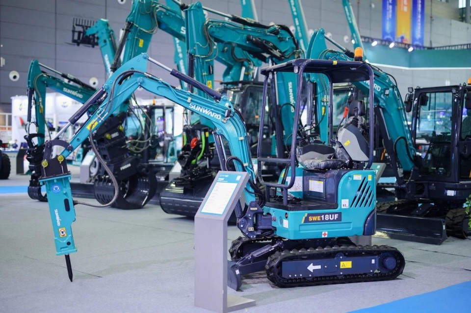 2025 CICEE | 从单一工具迈向多元化解决方案,山河智能呈现非凡挖掘机风采