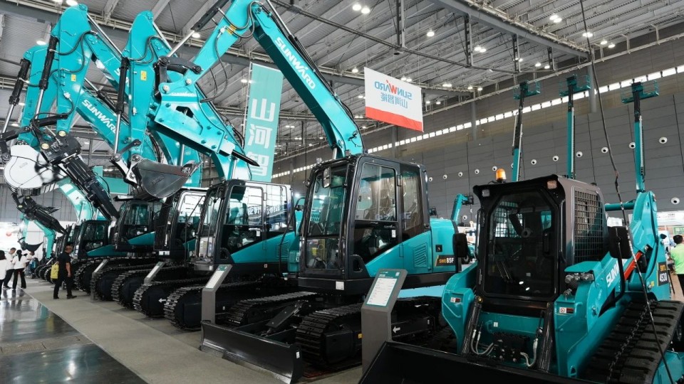 2025 CICEE | 从单一工具迈向多元化解决方案,山河智能呈现非凡挖掘机风采