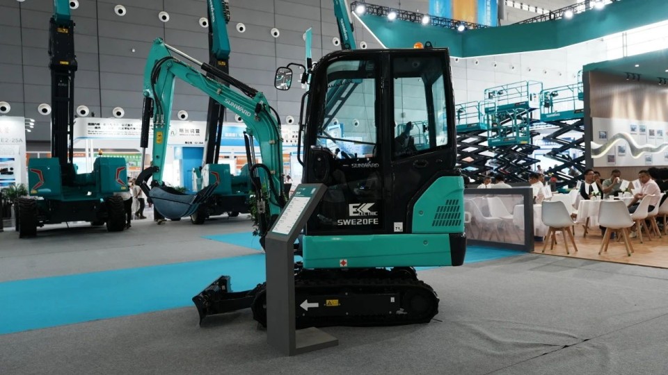 2025 CICEE | 从单一工具迈向多元化解决方案,山河智能呈现非凡挖掘机风采