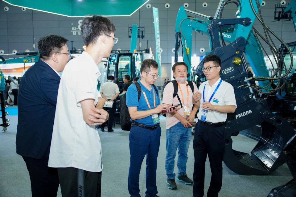 2025 CICEE | 从单一工具迈向多元化解决方案,山河智能呈现非凡挖掘机风采