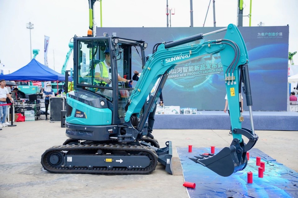 2025 CICEE | 从单一工具迈向多元化解决方案,山河智能呈现非凡挖掘机风采